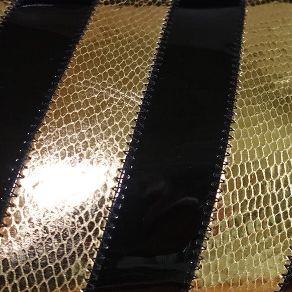 Vintage Marciano patent finish kiss lock clutch - Picture 2 of 14